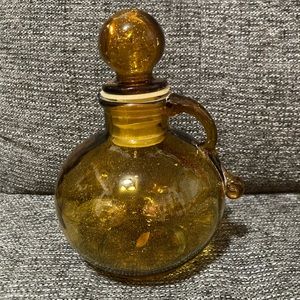 Small vintage amber glass oil/vinegar decanter. Excellent condition. Seals.